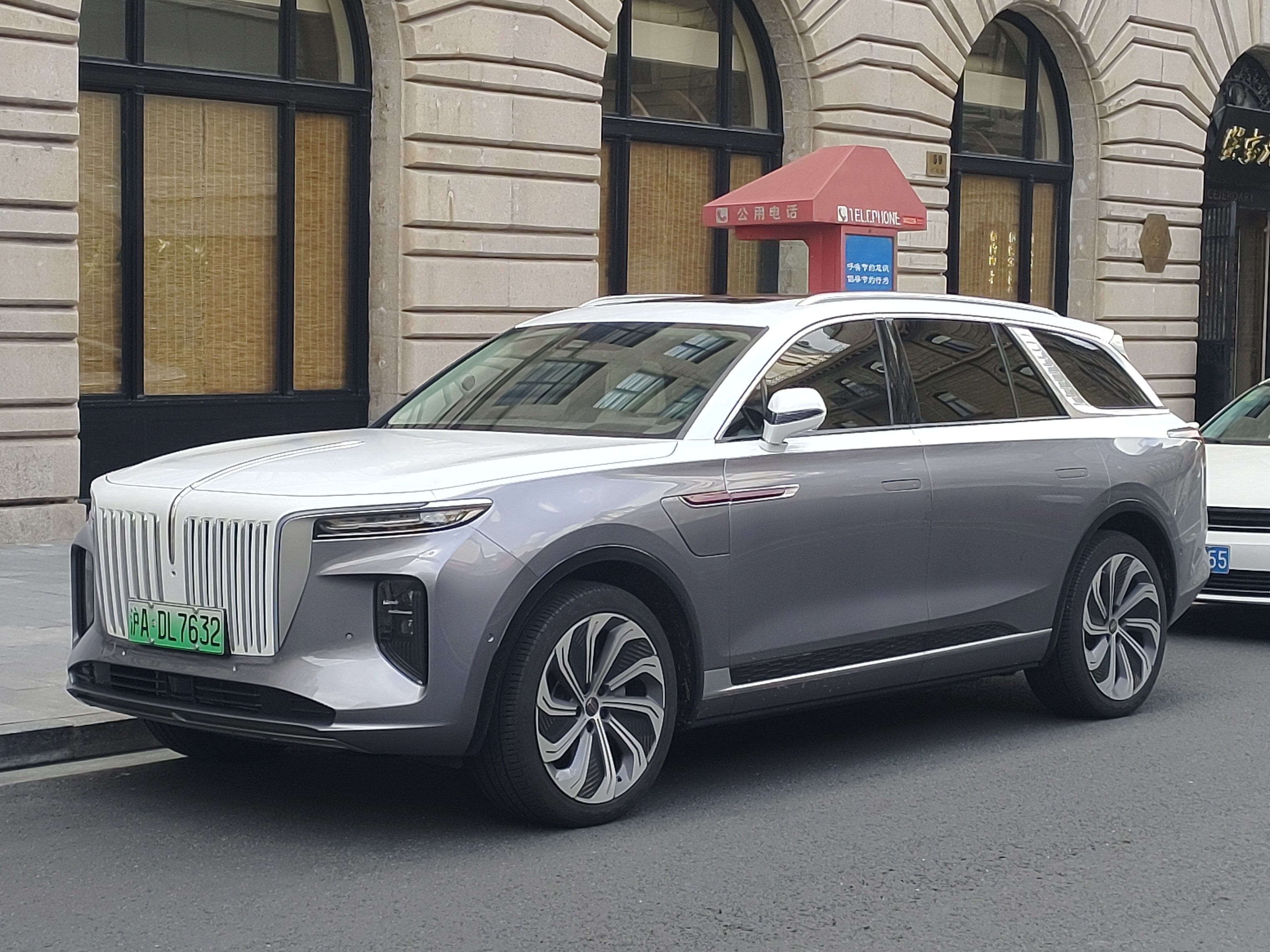 Car: Hongqi E-HS9 2020- EV