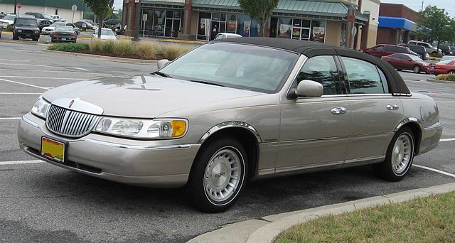 Car: Lincoln Town Car 1998-2003 3. Generation