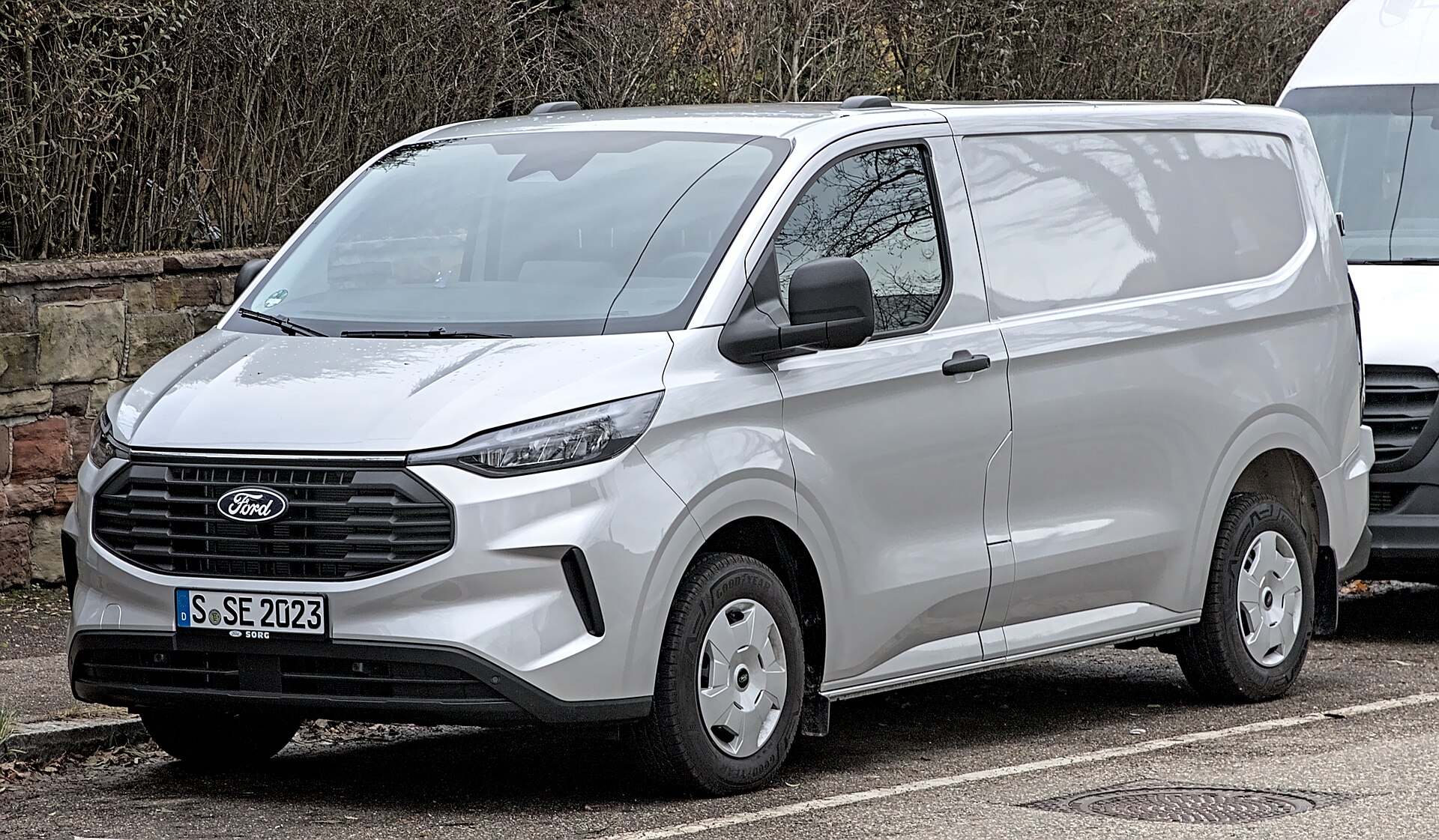 Car: Ford Transit Custom Bus 2023- V710 (NXN)