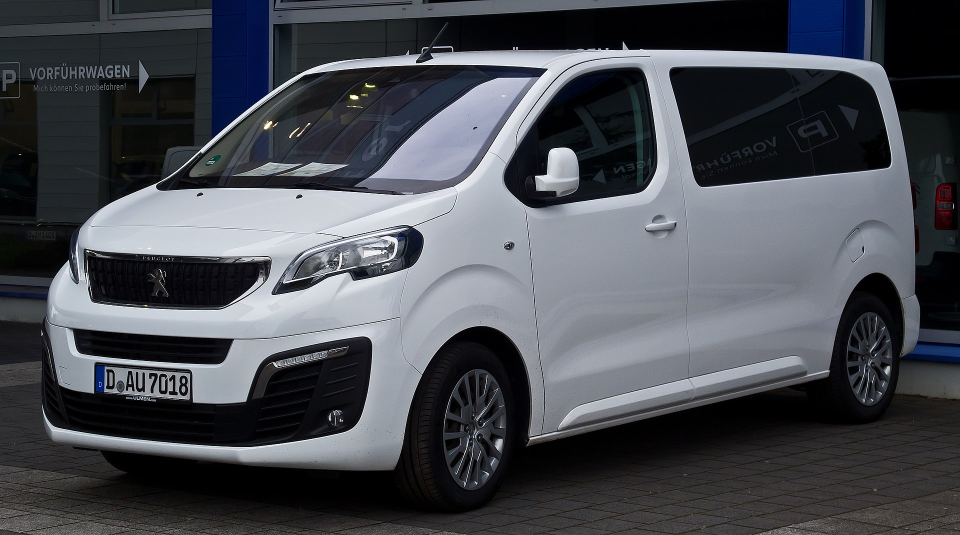 Car: Peugeot Traveller 2016- L2